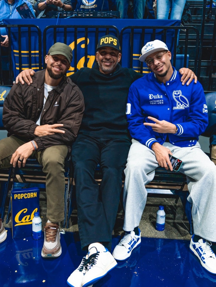 广发-人逢喜事精神爽！库里兄弟和老爹一同观看杜克大学比赛！