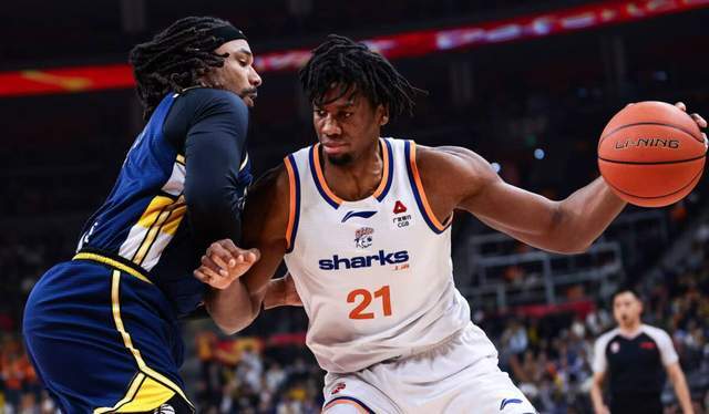 广发-两战狂砍40分31板！超级内线将争冠热门打回原形，卢伟收获杀手锏