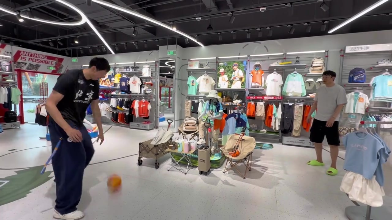 广发APP下载-周琦与小丁搞怪玩球：今天不是糊糊涂涂 是更抽象的两个人